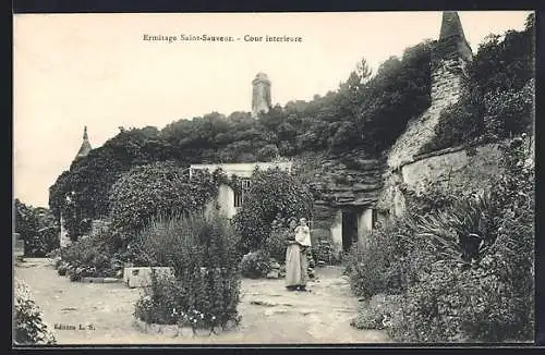 AK Saint-Sauveur, Ermitage - Cour intérieure, Einsiedelei