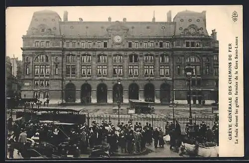 AK Paris, Gare de Saint-Lazare, Grève Générale des Chemins de Fer, La foule devant les grilles fermées de la Gare
