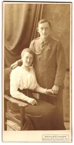 Fotografie Arthur Eichhoff, Neuköln, Richardstr. 116, junger Soldat in Feldgrau Uniform Rgt. 24 mit Schützenschnur