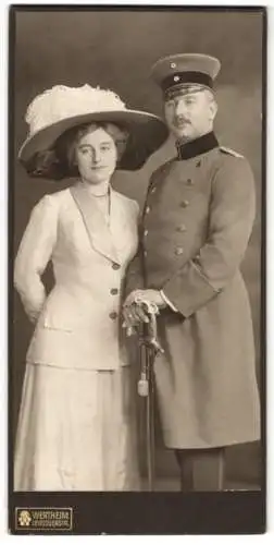 Fotografie Wertheim, Berlin, Leipzigerstr., Soldat in Uniform mit Säbel nebst seiner Frau