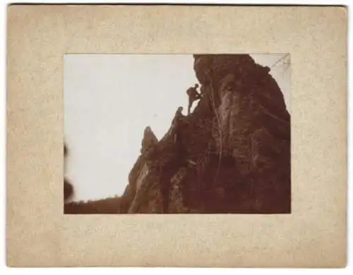 Fotografie unbekannter Fotograf und Ort, Bergsteiger erklimmen eine Felsen