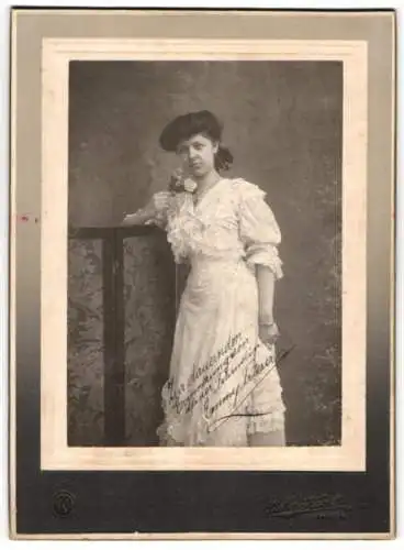 Fotografie Atelier Kral, Wien, junge Frau Emmy Frieser im weissen Kleid mit Rosen in der Hand