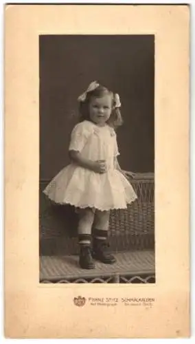 Fotografie Franz Stitz, Schmalkalden, junges Mädchen im weissen Kleid mit Haarschleifen