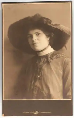 Fotografie Heinrich Hinz, Flensburg, Toosbystr. 15, junge Frau im dunklen Kleid mit breitem Hut