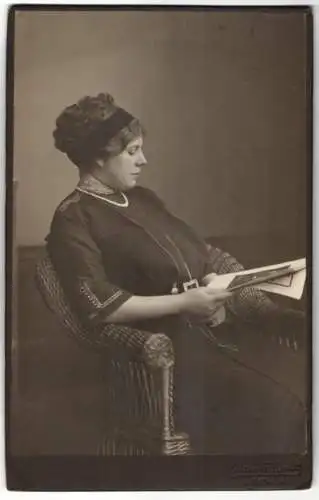 Fotografie R. Przibill, Altona, Dame im dunklen Kleid mit Locken und Perlenkette