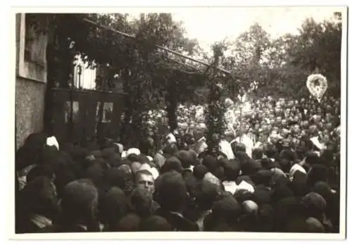 Fotografie unbekannter Fotograf, Ansicht Uschhorod, Biskup slouzi msi za odpurteni brichu pritimnych, Bischff besuch