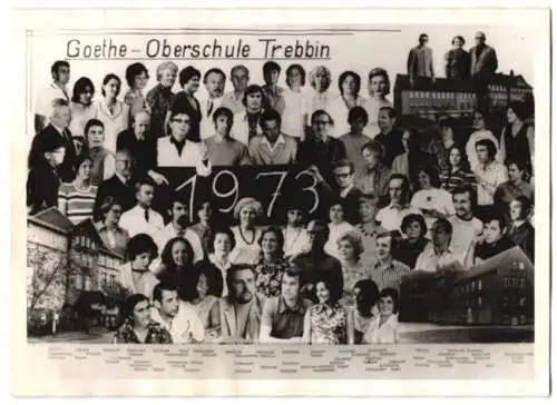 Fotografie unbekannter Fotograf, Ansicht Trebbin, Lehrstab der Goethe-Oberschule von 1973, Rückseite mit Unterschriften