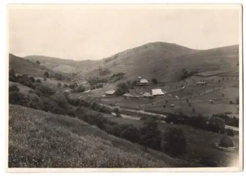 Fotografie unbekannter Fotograf, Ansicht Stebna, Vesnice pastvinami u polskych hranic leva cast, ukrainische Landschaft