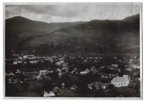 Fotografie unbekannter Fotograf, Ansicht Rahova, Pohled do udoli od Menculu, Blick auf den Ort