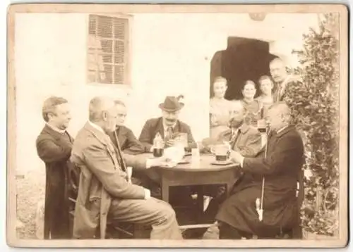 Fotografie unbekannter Fotograf und Ort, ältere Herren bei einer Skat Runde mit Schwarzbier