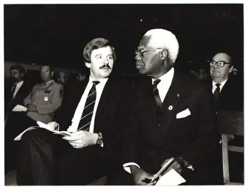 Fotografie unbekannter Fotograf und Ort, FDP Politiker Jürgen Möllemann nebst Aimé Césaire