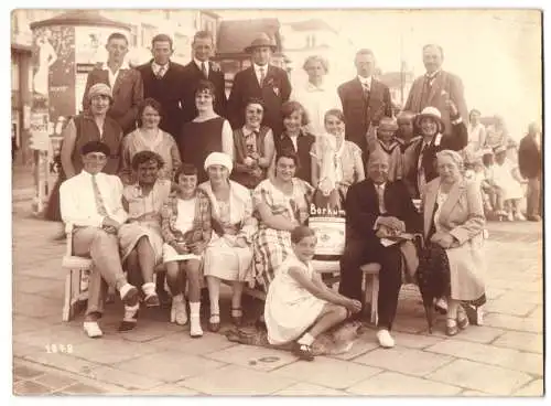 Fotografie unbekannter Fotograf, Ansicht Borkum, Gruppenbild mit kleinem Mädchen auf Robbe sitzend