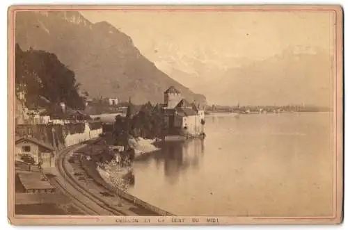 Fotografie Garcin, Geneve, Ansicht Chillon, Et la Dent du Midi, Eisenbahntrasse & Burg am Ufer