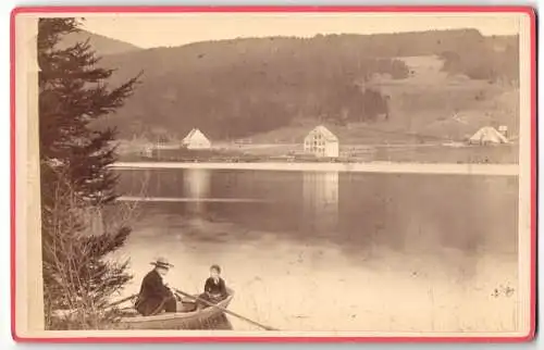 Fotografie unbekannter Fotograf, Ansicht Titisee-Neustadt, Ruderboot am Seeufer