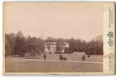 Fotografie C. Colberg, Bad Oeynhausen, Ansicht Bad Oeynhausen, Kurgäste im Kurpark um 1896