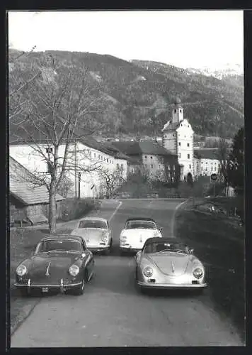 AK Vier Autos von Porsche in einer Bergortschaft