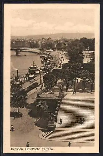 AK Dresden, Freitreppe der Brühl`schen Terrasse mit Blick auf den Dampfschifflandeplatz