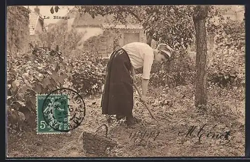 AK Frau bearbeitet das Beet in einem Garten