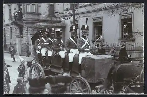 AK Männer auf Kutschenwagen zum Fasching