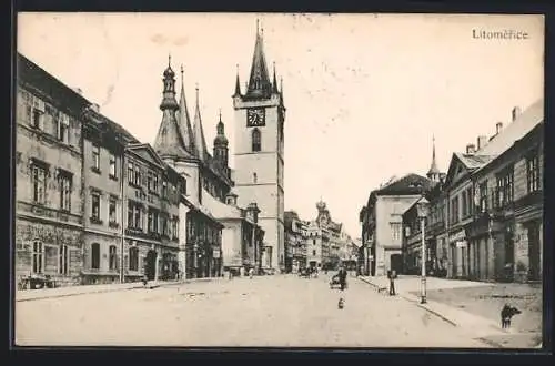 AK Litomerice, Strassenpartie im Zentrum mit Uhrturm