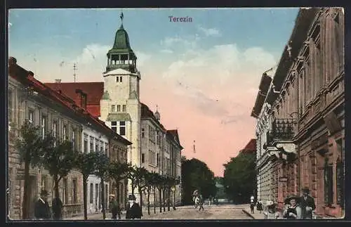 AK Terezin, Strasse bei Abendstimmung