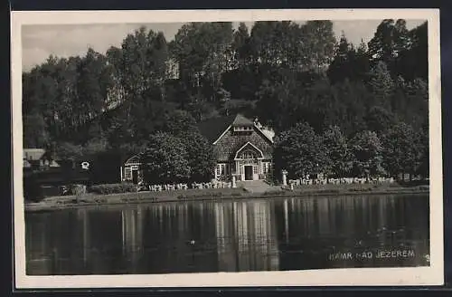AK Hamr nad Jezerem, Blick auf ein Haus am Wasser