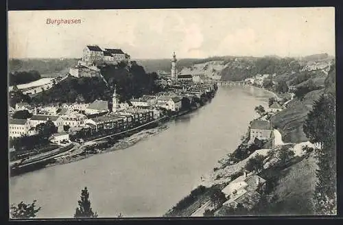AK Burghausen / Salzach, Totalansicht mit Salzach, Kirche und Kgl. Burg