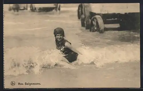 AK Nos Baigneuses, Schönheit in Bademode im Wasser sitzend