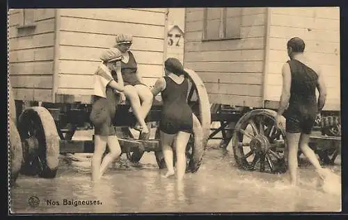 AK Nos Baigneuses, Frauen in Bademode an der Umkleidekabine