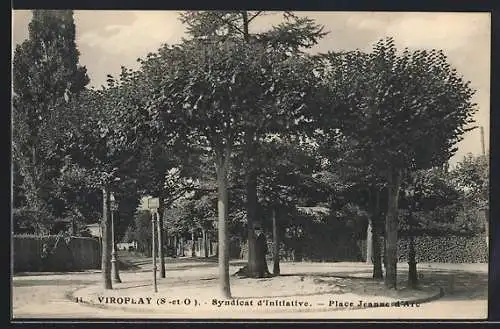 AK Viroflay, Place Jeanne d`Arc et ses arbres majestueux