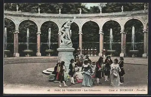 AK Versailles, Les Colonnades du parc avec personnages en costumes historiques