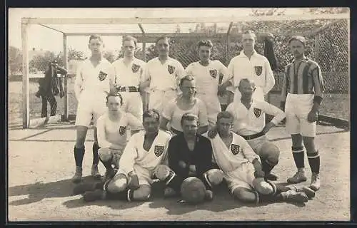 Foto-AK Fussball-Mannschaft in weissen Trikots, Knaben mit geöffneter Knopfleiste