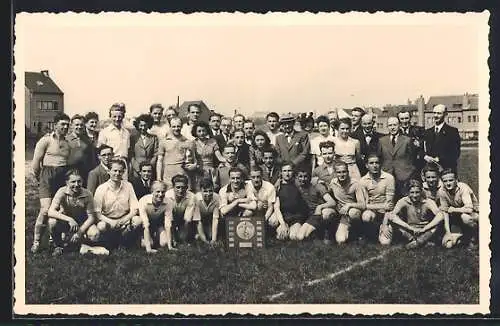 Foto-AK Mitglieder eines Fussballvereins, Gruppenbild mit Frauen