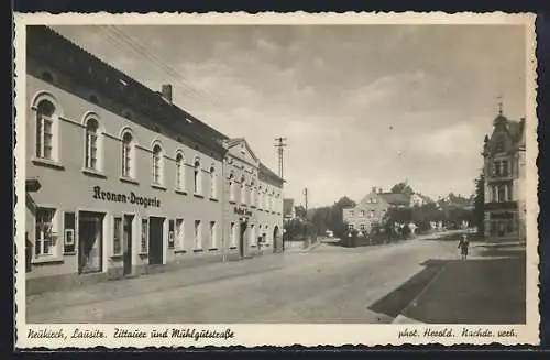 AK Neukirch / Lausitz, Zittauer- und Mühlgutstrasse mit Kronen-Drogerie