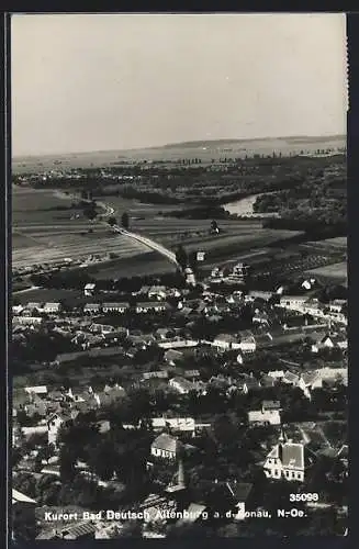 AK Bad Deutsch Altenburg a. d. Donau, Ortsansicht aus der Vogelschau mit Blick ins Land