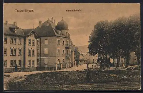 AK Treuchtlingen, Bahnhofstrasse mit Passanten