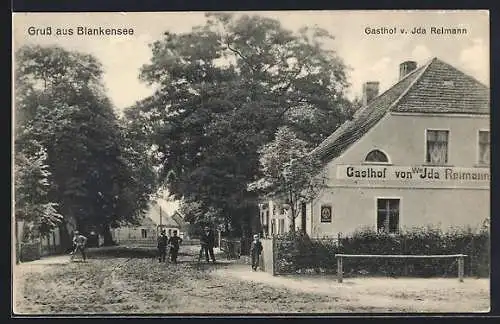 AK Blankensee / Jüterbog, Gasthof von Ida Reimann mit Strassenpartie, Fahrradfahrer posieren