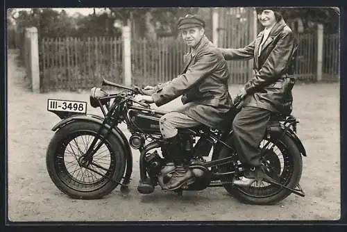 Foto-AK Motorrad Rudge-Whitworth, Kennzeichen III-3198, Fahrer mit Partnerin auf dem Sozius