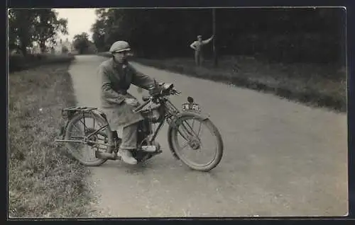 Foto-AK Connaught Motorrad mit Kennzeichen EW-4418 am Strassenrand