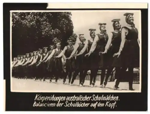 Fotografie Körperübung australischer Schulmädchen, Balanzieren der Schulbücher auf dem Kopf