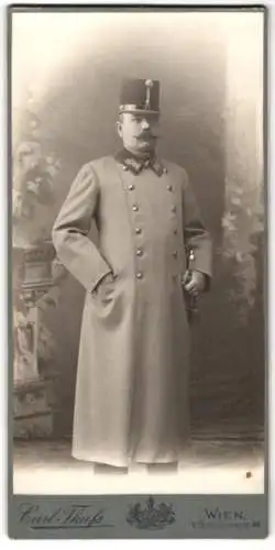 Fotografie Carl Thiess, Wien, Schönbrunnerstr. 44, K.u.k. Offizier in Uniform mit Mantel & Tschako