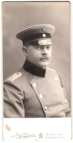 Fotografie Albert Schuhmann, Stettin, Königsthor 13, Leutnant in Uniform mit Schnauzbart & Schirmmütze