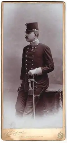 Fotografie C. Pietzner, Wien, Mariahilferstr. 3, K.u.k. Soldat in Uniform mit Orden und Säbel