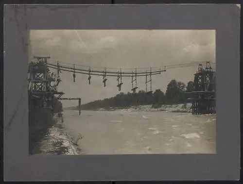 Fotografie 1.WK, Pioniere beim errichten einer Hängebrücke, Behelfsbrücke über einen Fluss