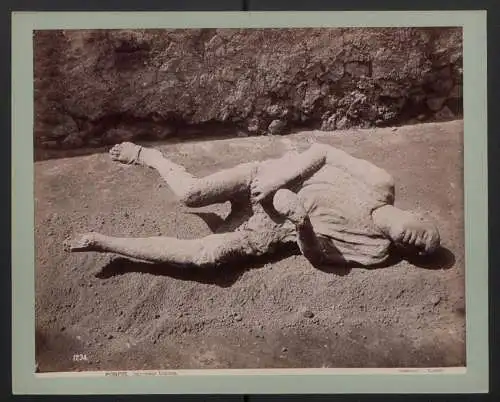 Fotografie Giorgio Sommer, Napoli, Ansicht Pompeji - Pompei, Impronte Umane, Opfer des Vulkanausbruches, Post Mortem