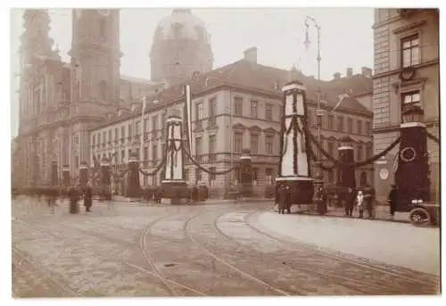 2 Fotografien Ansicht München, Odeonsplatz und Feldherrnhalle im Festschmuck