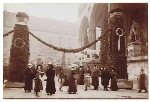 2 Fotografien Ansicht München, Odeonsplatz und Feldherrnhalle im Festschmuck