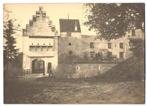 2 Fotografien Ansicht Grünwald an der Isar, Teilansicht der Burg Grünwald mit Toreinfahrt