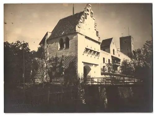 2 Fotografien Ansicht Grünwald an der Isar, Teilansicht der Burg Grünwald mit Toreinfahrt