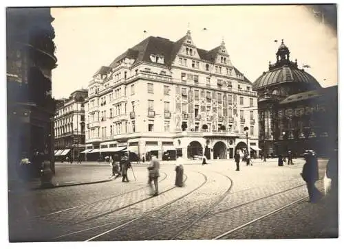 22 Fotografien Georg Pettendorfer, München, Ansicht München, Strassenpartie mit Geschäften, Residenz-Str., Kutschen